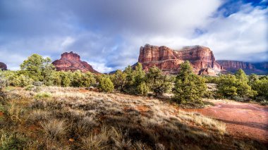 Bell Rock, Munds Dağı ve Adliye Sarayı 'nın kızıl kumtaşı dağları Amerika Birleşik Devletleri' nin Coconino Ulusal Ormanı 'ndaki Kuzey Arizona' da Sedona yakınlarında.