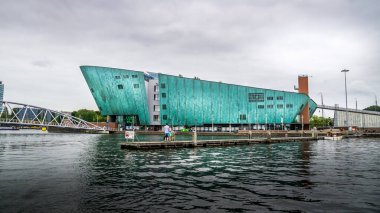 Hollanda 'nın Amsterdam şehrinin limanında turkuaz renkli Denizcilik Müzesi' Nemo '