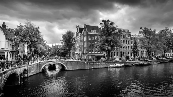 Лодка Ведущая Каналу Кейзерсграхт Канала Лелиегарахт Старом Историческом Центре Амстердама — стоковое фото