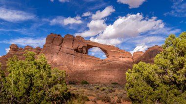Şeytanın Bahçesindeki Skyline Kemeri, Birleşik Devletler 'in Utah, Moab yakınlarındaki Arches Ulusal Parkı' ndaki kumtaşı kemerlerinden biri.