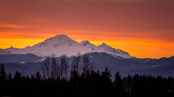 Cielo Rojo Naranja Amarillo Amanecer Sobre Monte Baker Volcán Inactivo — Foto de Stock