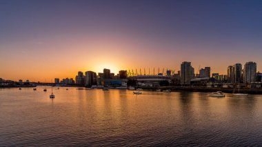 Vancouver üzerinden batan güneş Sahte Derenin kuzey kıyısında, Britanya Kolumbiyası, Kanada
