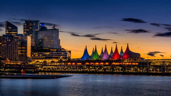 Błękitna Godzina Zachodzie Słońca Nad Portem Kolorowymi Żaglami Kanady Place — Zdjęcie stockowe