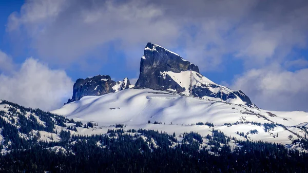有名なブラック タスクと混合した青い空と曇った空の下での小さなビショップ ミートルのピーク ブリティッシュ コロンビア州ウィスラー近くのガリバルディ山脈のハイキング先 カナダ — ストック写真