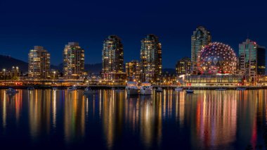 Vancouver Skyline, Blue Hour 'da Bilim Merkezi Globe' un ışıkları ile geceleyin False Creek körfezinin doğu kıyısında, British Columbia, Kanada