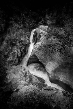 Rocky Dağları, Alberta, Kanada 'daki Jasper Ulusal Parkı' ndaki Birinci Köprü 'nün Maligne Kanyonu' ndaki Maligne Nehri 'nin siyah ve beyaz fotoğrafı.