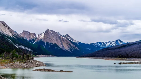 Medicine Lake Jasper National Park Nas Montanhas Rochosas Canadenses Sob — Fotografia de Stock