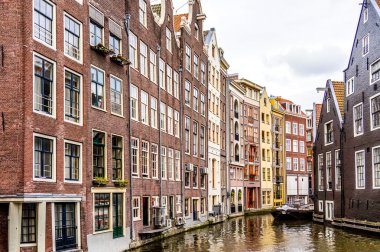 Amsterdam'da bir kanal boyunca tarihi binalar