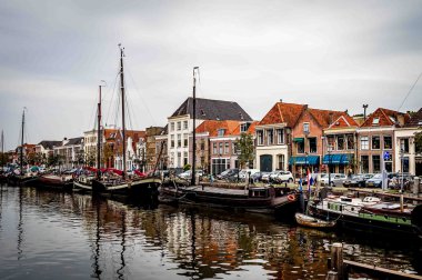 Zwolle, Hollanda bir kanalda demirlemiş gemiler