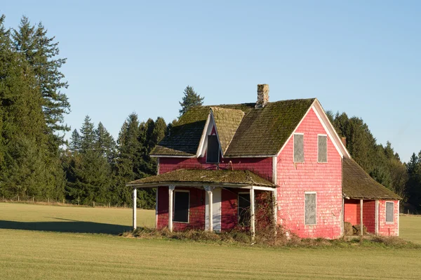 Vervallen oude huis in het midden van een landbouwer veld — Stockfoto