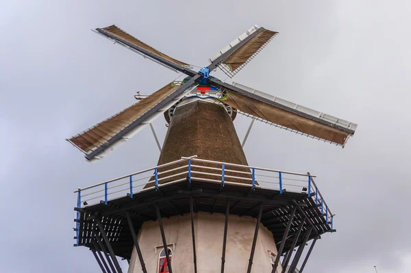 Volledig gerestaureerde windmolen in Holland — Stockfoto