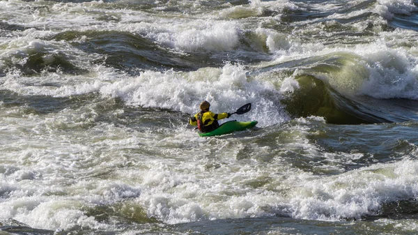 Kajakfahren in den Stromschnellen des Fraser River im Fraser Canyon — Stockfoto