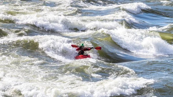 Kajakfahren in den Stromschnellen des Fraser River im Fraser Canyon — Stockfoto