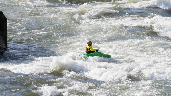 Kayak en los rápidos blancos del río Fraser en el cañón del Fraser — Foto de Stock