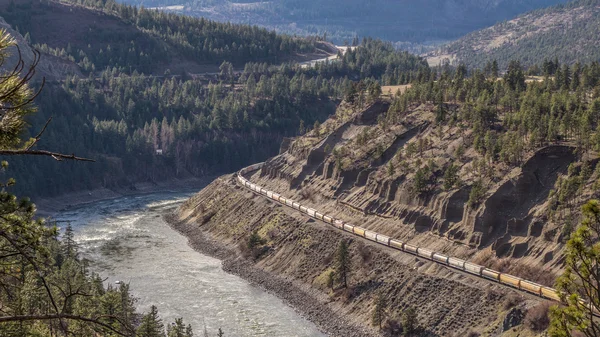 Pociągi pracując przez Fraser Canyon w British Columbia — Zdjęcie stockowe