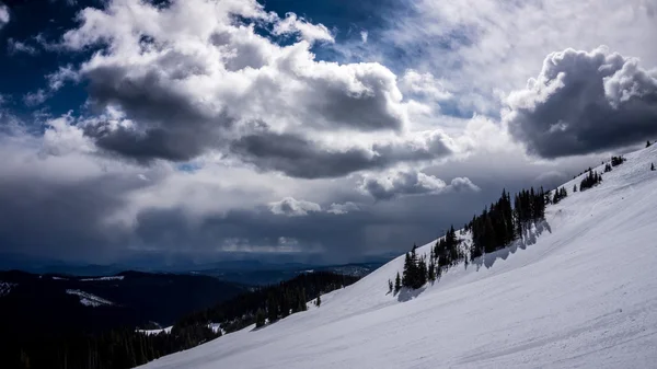 雪场在晴朗的天空在高下高山 — 图库照片