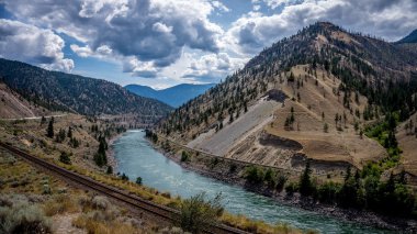 Fraser Nehri olarak Fraser Kanyon arasından rüzgarlar