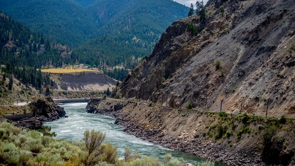 The Fraser River as it winds its way through the Fraser Canyon — Stock Photo, Image