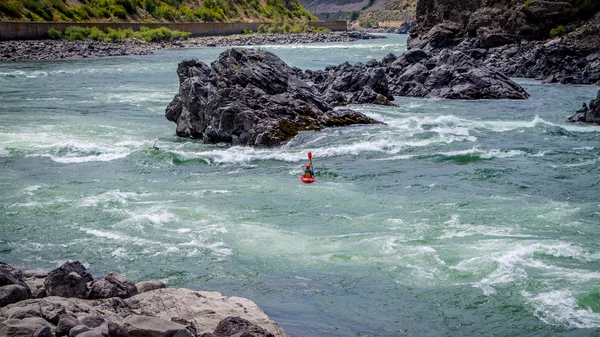 Beyaz su Rapids aracılığıyla ve kayaların etrafında gezinme kanocu — Stok fotoğraf