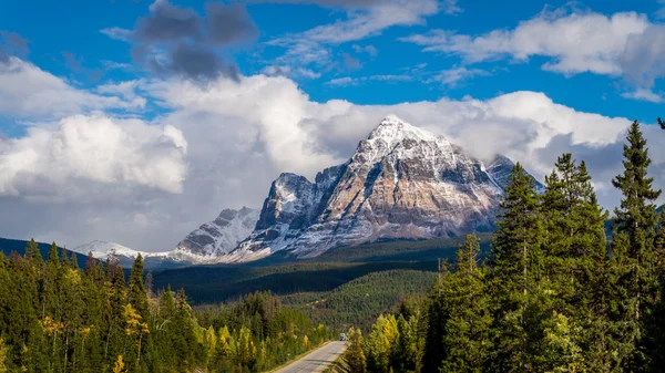 Mount Fitzwilliam v kanadských Skalistých hor — Stock fotografie