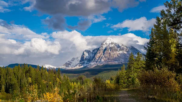 Mont Fitzwilliam vu se dirigeant vers l'est sur la Yellowhead Highway — Photo