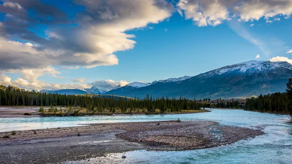 Amanecer sobre el río Athabasca —  Fotos de Stock