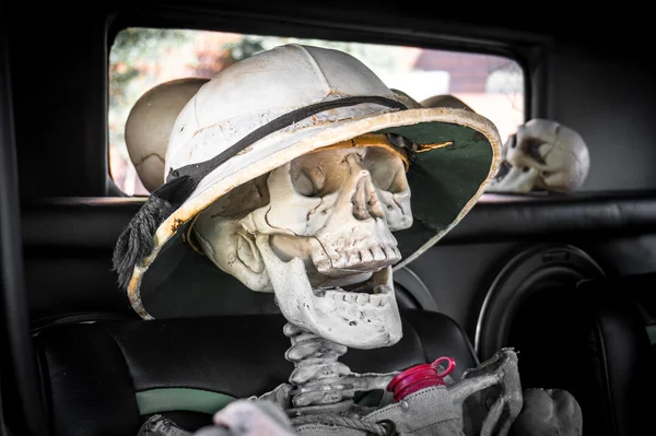 Смеющийся скелет как пассажир в старом автомобиле — стоковое фото