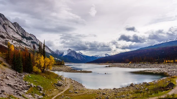 Lago Maligne en el Parque Nacional Jasper — Foto de Stock