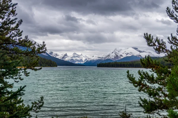 Jezioro Maligne Park Narodowy Jasper jesienią — Zdjęcie stockowe