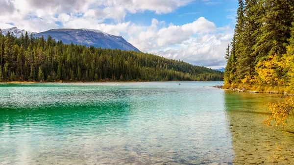 Premier lac sur le sentier de la vallée des cinq lacs — Photo