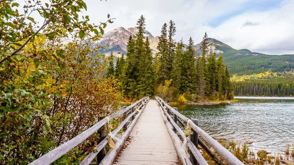 Stóp mostu w piramidzie jezioro w Parku Jasper, Alberta, Kanada — Zdjęcie stockowe