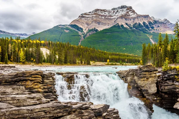 Athabasca Falls i Mount Kerkeslin w Parku Narodowym Jasper — Zdjęcie stockowe