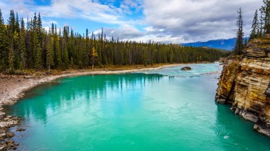 Athabasca nehir turkuaz renkli suların