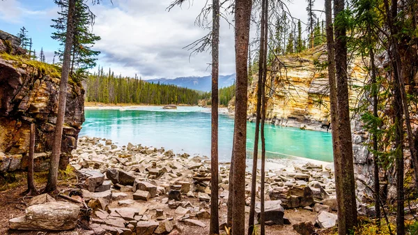 Turkusowy kolor wody rzeki Athabasca — Zdjęcie stockowe