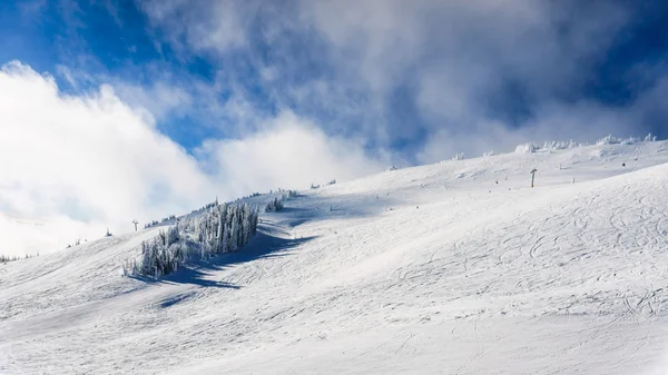 Vidöppna ski-stånd snöfält i höga alpina — Stockfoto