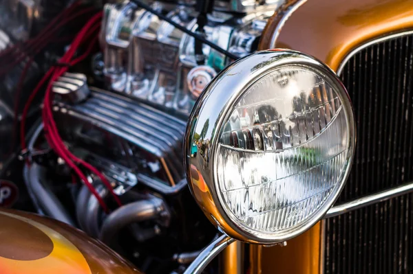 Luce frontale su un'auto da collezione vintage — Foto Stock