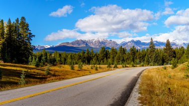 Banff Ulusal Parkı'nda yay dağ aralığı sonbaharda