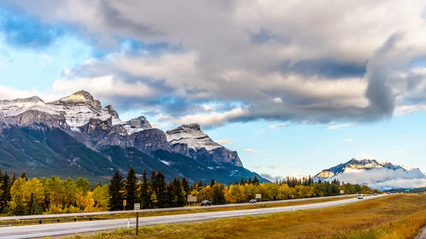 Mount Rundle langs de Trans Canada Highway nabij Canmore — Stockfoto