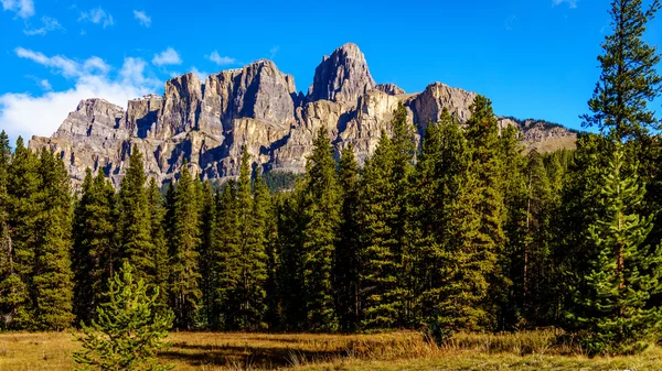 Kasteel Berg in de herfst in het Nationaal Park Banff — Stockfoto