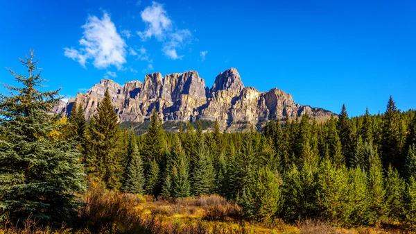 Montagna del Castello in autunno nel Parco Nazionale di Banff — Foto Stock