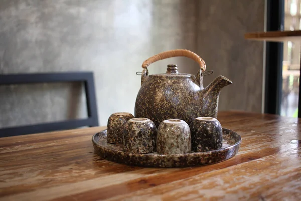 在茶壶和小杯中 自制温暖健康的有机新鲜茶 在咖啡馆的广告背景下 日本人呆在家里 — 图库照片