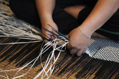 Asyalı kadın el işçilerinin tekstil fabrikasında el işi yaparken çekilmiş yakın plan görüntüleri, reklam geçmişleri.