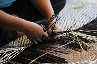 Asyalı kadın el işçilerinin tekstil fabrikasında el işi yaparken çekilmiş yakın plan görüntüleri, reklam geçmişleri.