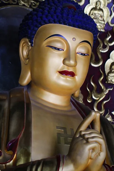 Estatua dorada de Buda Gautama —  Fotos de Stock