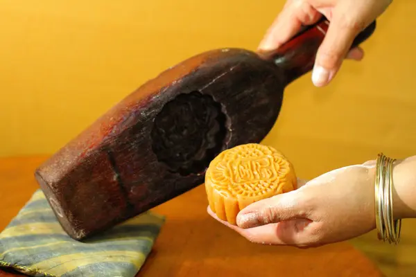 Closed up hand of Chef who is removing moon cake from mould — Stock Photo, Image