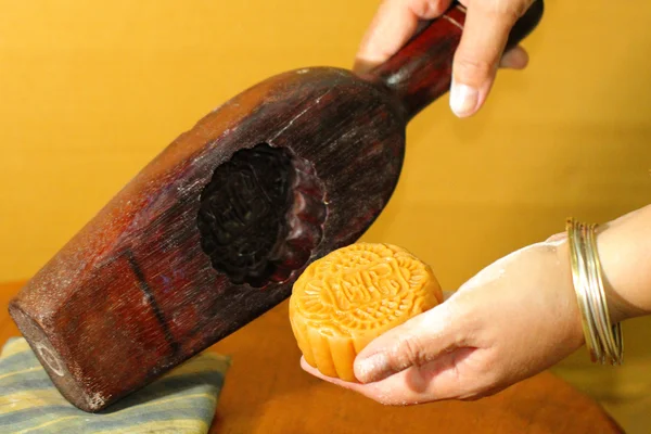 Closed up hand of Chef who is removing moon cake from mould — Stock Photo, Image