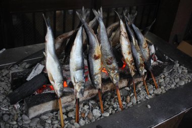 Geleneksel Japon Aji balığı Sapporo 'da şiş ve kömürleşmiş. Tüm balık, parlayan közlerin üzerinde dimdik kavrulmuş otantik Japon sokak yemekleri ve kırsal ızgara teknikleri sergiliyor..