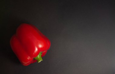 Siyah arkaplanda kırmızı biber