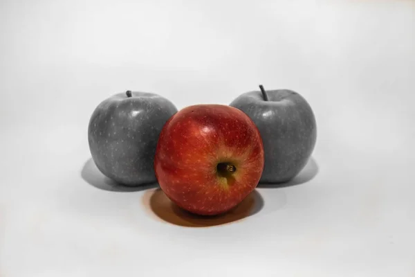 Roter Apfel Auf Dem Hintergrund Zweier Schwarzer Und Weißer — Stockfoto