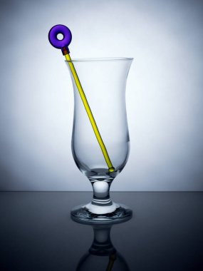 Siyah beyaz arka planda duran boş kokteyl bardağı. Kokteyl çubuğu. 